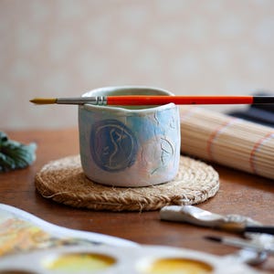 Vaso para acuarela: pequeño recipiente de cerámica de 80 ml para artistas con soporte para pinceles.