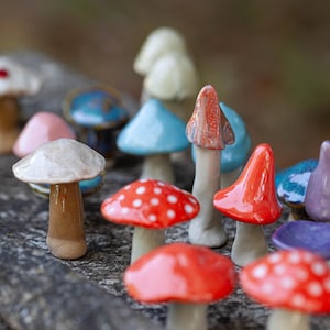 Miniaturowe kolorowe ceramiczne grzybki, magiczne dekoracje na półki, akcesoria do terrariów, roślin i drzewek bonsai