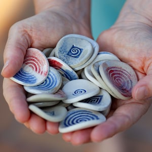 Sorgensteine mit Spiralmuster, personalisierter Keramik-Beruhigungsstein, Anti-Stress-Anhänger für Erwachsene und Kinder, Meditationshilfe