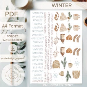 Könnte beinhalten: Ein druckbares PDF-Blatt mit winterlichen Illustrationen und Text. Das Design umfasst Bilder von Strickmütze, Fäustlingen, einer Kaffeetasse, einer Laterne und einem Pullover. Der Text enthält "Winter" und deutsche Wörter wie "Schneeglitzer" und "Winterzauber".