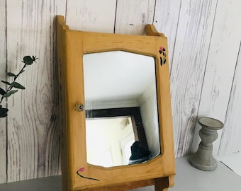 Antieke badkamerkast, Houten hangkast, Wandkast, Houten kast met bloemenpatroon, Decoratief kast, Wanddecoratie