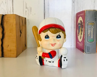 Vintage Coin Bank, Little Baseball Player Bank, Funny Money Coin Bank, Plastic Boy Retro Bank, Kinderkamer, Sport, Collectible, 60's