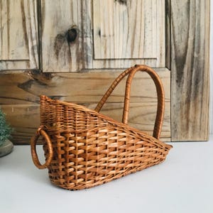 Vintage Wicker Basket Wine Bottle Holder, Pourer Caddy 1970s French Country Style, Retro Wine Carrier, Bottle Holder, Wine Basket Pourer