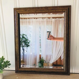 Espelho de parede vintage com moldura dourada, espelho retangular biselado.