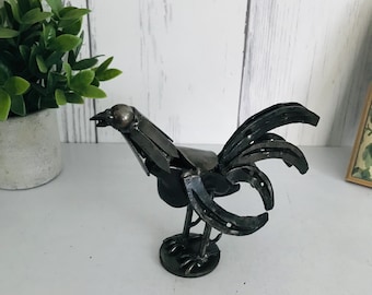 Hufeisenvogel, Geschweißter Metallhof, Gartenkunst, Hufeisenhuhn, Recyceltes Metallskulptur, Hühnerhofkunst, Upcycled Metallkunst, 19 cm