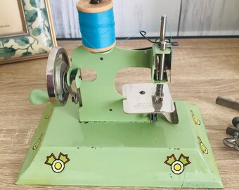 ビンテージ KAYANEE Sew Master おもちゃのミシン、動作する金属製