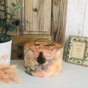 Joyero vintage de cartón maché con decoupage, estilo sombrerero, con motivos de rosas de los años 90, para guardar objetos pequeños, 24 x 22 cm