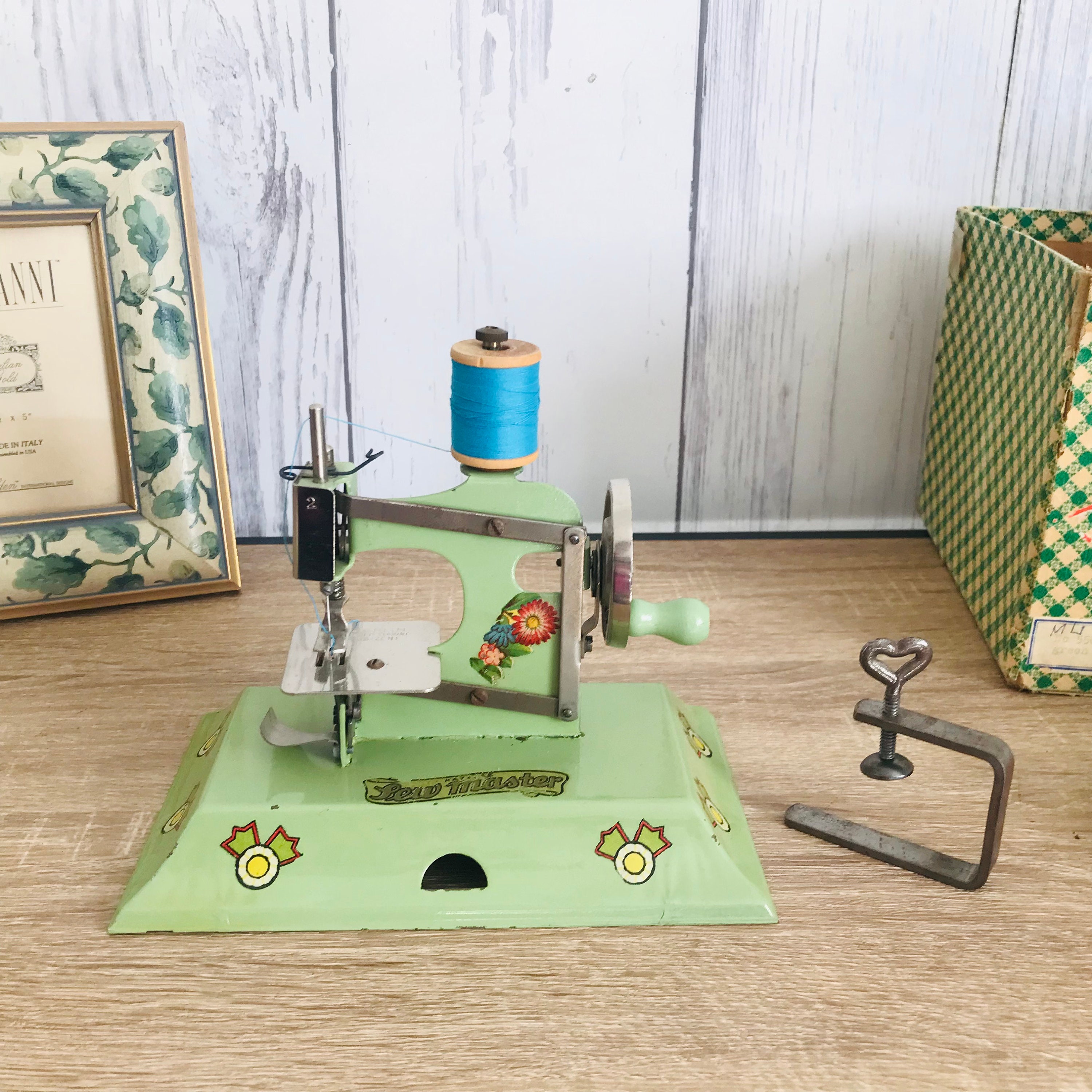 ビンテージ KAYANEE Sew Master おもちゃのミシン、動作する金属製