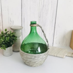 Antike grüne runde Glasflasche, Raffia gewickelte grüne Glasweinflasche eine Gallone Demijohn Dame-Jeanne, Bauernhausdekor, Landküche