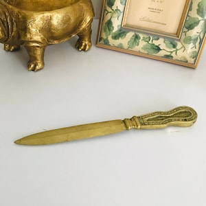 Abrecartas antiguo de latón, cuchillo de latón macizo con relieve, abrecartas vintage ornamentado, decoración de oficina, cuchillo de latón, estilo bohemio, regalo