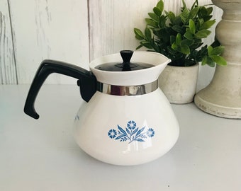 RARE théière Corning Ware bleu bleuet 6 tasses vintage des années 1960 avec couvercle comme neuve, théière maïs fleur jamais utilisée, ustensiles de cuisine, plat Mid-Century