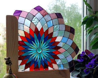 Mandala de mosaico de vitrales en un marco de esquina de madera con diseño de geometría sagrada