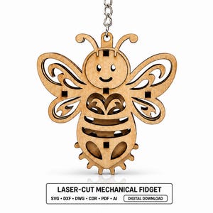 Può includere: Un portachiavi fidget meccanico in legno chiaro a forma di ape con catena in metallo. L'ape presenta intricati motivi alari tagliati al laser, un volto sorridente e accenti quadrati neri. Il testo in basso recita: LASER-CUT MECHANICAL FIDGET SVG • DXF • DWG • CDR • PDF • AI DIGITAL DOWNLOAD.