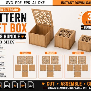 Op de afbeelding: Een set van drie lasergesneden houten cadeau dozen in verschillende maten, met decoratieve geometrische patronen op de deksels. De dozen zijn lichtbruin. De afbeelding bevat de tekst "PATTERN GIFT BOX SVG BUNDLE 3 SIZES".