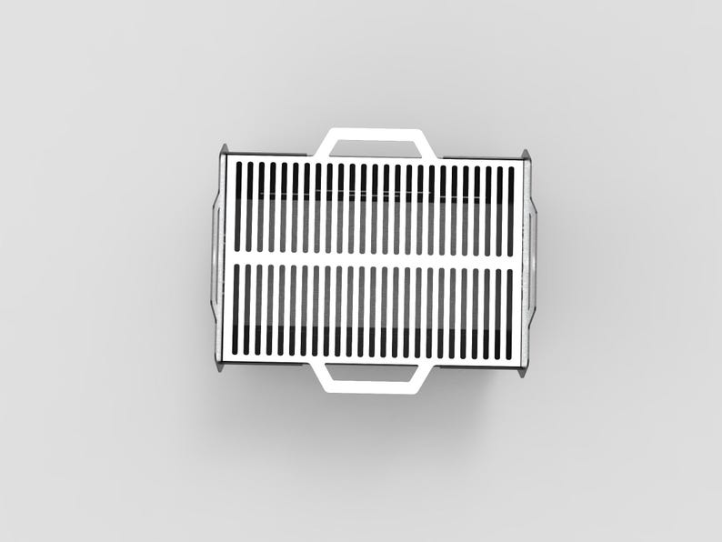 Puede incluir: Vista superior de una parrilla rectangular de metal blanco con ranuras verticales. Tiene dos asas en los laterales y una en cada extremo. La parrilla est&aacute; sobre un fondo liso de color gris claro.