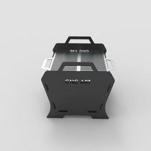 Puede incluir: Parrilla de arte CNC de metal negro con asa y rejilla. El texto "CNC ART" se muestra en la parte delantera. La parrilla tiene forma rectangular con un asa en la parte superior y asas laterales.