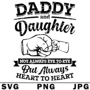 Puede incluir: Diseño gráfico en blanco y negro con el texto "Daddy and Daughter" y "Not Always Eye to Eye But Always Heart to Heart". El gráfico presenta dos manos, una más grande que la otra, con sus dedos meñiques entrelazados.