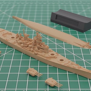 Puede incluir: Una taza de cerámica blanca con un asa negra y el texto "But First, Coffee" en negro, en negrita. La taza está sobre una superficie blanca.