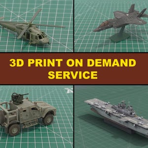Könnte beinhalten: Vier Miniatur-Militärmodelle: ein Hubschrauber, ein Kampfflugzeug, ein gepanzertes Fahrzeug und ein Flugzeugträger. Die Modelle sind in Grau- und Grüntönen gehalten und vor einem grünen Gitterhintergrund platziert. Der Text "3D PRINT ON DEMAND SERVICE" ist zu sehen.