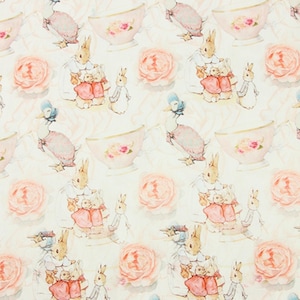 Może przedstawiać: Powtarzający się wzór z akwarelowymi ilustracjami królików, kaczek, filiżanek i róż w miękkich odcieniach różu, bieli i kremu. Projekt ma estetykę vintage, idealny do dekoracji dziecięcych lub tkanin.