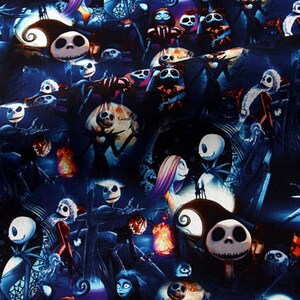 Może przedstawiać: Tkanina w ciemnoniebieskim kolorze z powtarzającym się wzorem postaci z filmu Koszmar przed świętami. Postacie to Jack Skellington, Sally i Oogie Boogie. Tkanina idealnie nadaje się do projektów rękodzielniczych, takich jak kołdry, poduszki i torby.