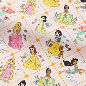 Może przedstawiać: Jasnoróżowa tkanina z kreskówkowymi ilustracjami księżniczek w ich sukniach. Księżniczki otoczone są gwiazdami i kropkami. Odpowiednia do odzieży dziecięcej, pościeli lub projektów rzemieślniczych.
