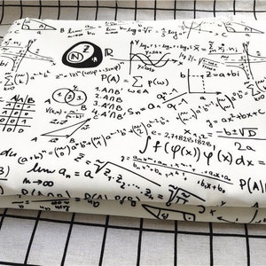 Könnte beinhalten: Weißer Stoff mit schwarzen mathematischen Gleichungen und Symbolen, die überall darauf gedruckt sind. Der Stoff hat ein Gittermuster auf der Rückseite.