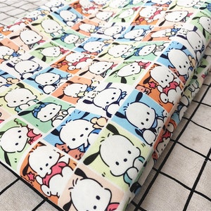 Peut inclure: Un tissu blanc avec un motif répété de chiens de dessin animé dans des carrés colorés. Les chiens portent des tenues différentes et ont des expressions différentes.