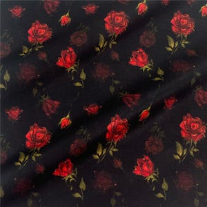 Könnte beinhalten: Schwarzer Stoff mit einem sich wiederholenden Muster aus roten Rosen und Knospen. Die Rosen haben detaillierte Blütenblätter und sind mit grünen Blättern und Stielen akzentuiert. Das Design hat eine Vintage- oder romantische Ästhetik.