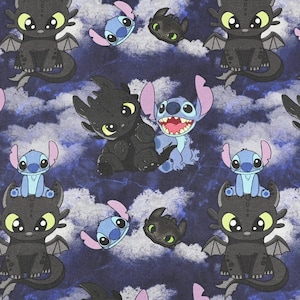 Könnte beinhalten: Ein sich wiederholendes Muster mit den Zeichentrickfiguren Ohnezahn und Stitch auf einem dunkelblauen Hintergrund mit weißen wolkenartigen Formen. Die Figuren sind in verschiedenen Posen, Ohnezahn in Schwarz und Stitch in Blau.