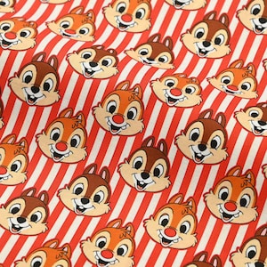 Könnte beinhalten: Stoff mit einem sich wiederholenden Muster aus Cartoon-Chipmunk-Gesichtern in Braun- und Orangetönen. Die lächelnden Chipmunks sind vor einem Hintergrund aus roten und weißen vertikalen Streifen platziert.