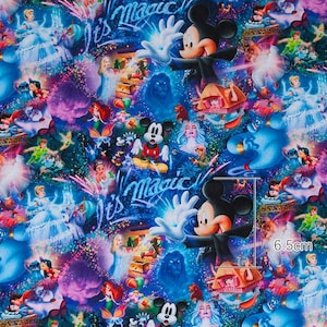 Peut inclure: Un tissu coloré avec un fond bleu représentant divers personnages Disney, dont Mickey Mouse, Cendrillon et Aladdin. Le tissu présente un motif répétitif de personnages et les mots "It's Magic".