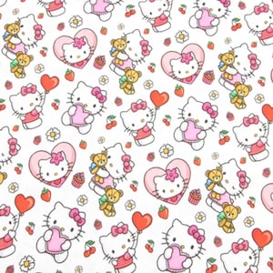 Puede incluir: Patrón repetitivo sobre fondo blanco con personajes de Hello Kitty, corazones, ositos de peluche, cerezas, cupcakes y flores. Hello Kitty lleva un lazo y un vestido rosa. Los corazones son rosas y rojos.