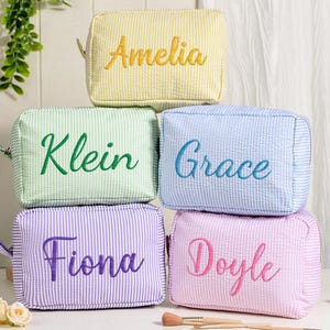 Trousse de maquillage brodée, trousse de maquillage personnalisée en seersucker, cadeaux pour demoiselles d'honneur, cadeaux pour fête de mariage, organisateur de maquillage, cadeau pour enterrement de vie de jeune fille