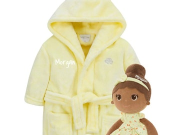 Robe de chambre brodée personnalisée pour bébé, robe de chambre comprenant un lot de poupées noires douces, poupée personnalisée, poupée afro-américaine, poupée en peluche