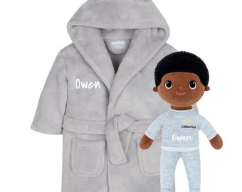 Robe personnalisée brodée pour bébé, robe de chambre comprenant un paquet de poupées douces Black Boy, poupée personnalisée, poupée afro-américaine, poupée en peluche