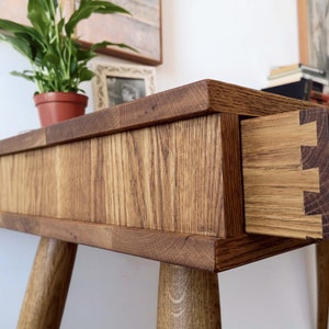 Scrivania in rovere con cassetti, Rif. 01250. Prodotta da DValenti per il suo marchio Raicex Nobles.