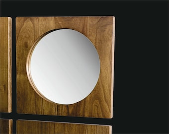 Peut inclure: Un miroir rond avec un cadre en bois. Le cadre est de couleur brun clair et a une forme carrée.