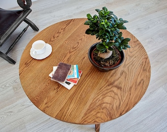 Round oak table, round coffee table with 4 legs Ref. 1.350. Manufactured by Raícex Nobles.