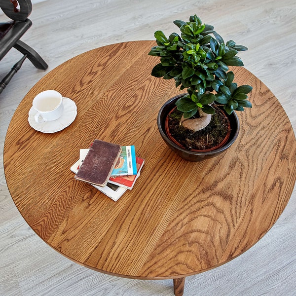 Round oak table, round coffee table with 4 legs Ref. 1.350. Manufactured by Raícex Nobles.