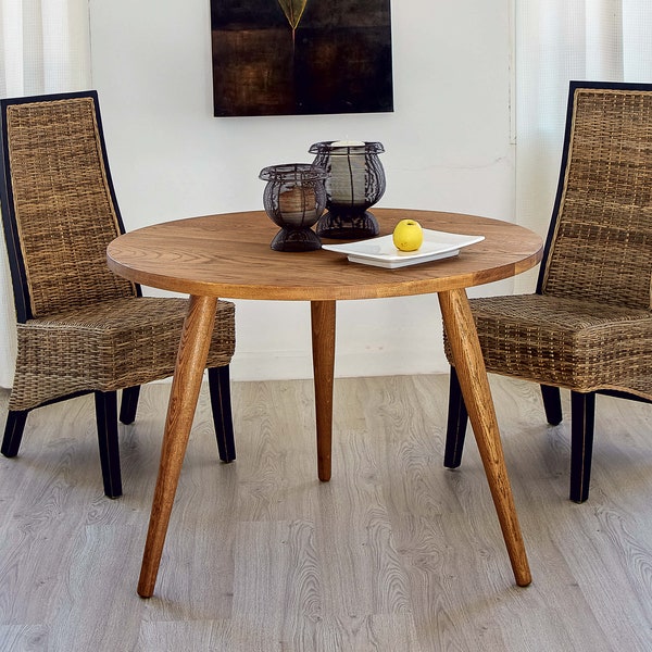 Round table in solid oak, Ref. 01550. Manufactured by DValenti for his brand Raícex Nobles.