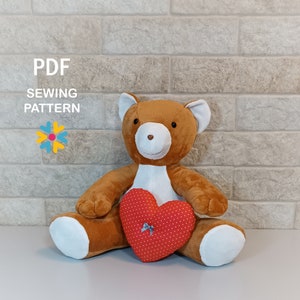 Lustiger Plüsch Bär mit Herz. PDF Schnittmuster für Kuscheltier Spielzeug.