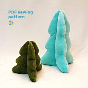 Könnte beinhalten: Zwei Plüschkissen in Form eines Weihnachtsbaums. Eines ist tiefgrün, das andere helltürkis. Der Text "PDF sewing pattern" befindet sich in der oberen linken Ecke. Die Kissen befinden sich auf weißem Hintergrund.