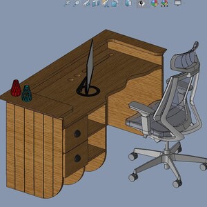 Puede incluir: Un escritorio de madera con un monitor y una silla de oficina con ruedas. El escritorio tiene dos cajones y dos estantes. Dos jarrones decorativos están sobre el escritorio. La silla es gris y tiene respaldo de malla.