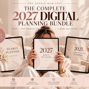 Puede incluir: Un paquete de planificación digital para 2027 con tres tabletas que muestran un planificador anual, uno diario y uno de estilo de vida. El conjunto incluye más de 305 pegatinas digitales, rastreadores de hábitos y plantillas de notas en tonos beige.