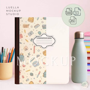 Puede incluir: Un cuaderno de composición con una cubierta color crema y un diseño de útiles escolares. Una botella de agua verde claro y un portalápices con lápices de colores están junto al libro. El texto "Composition Book" está en la portada.