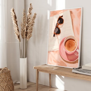K&ouml;nnte beinhalten: Eine digitale Illustration einer rosa Kaffeetasse mit braunem Kaffee darin, einem Buch und einer Sonnenbrille auf einem pfirsichfarbenen Hintergrund.