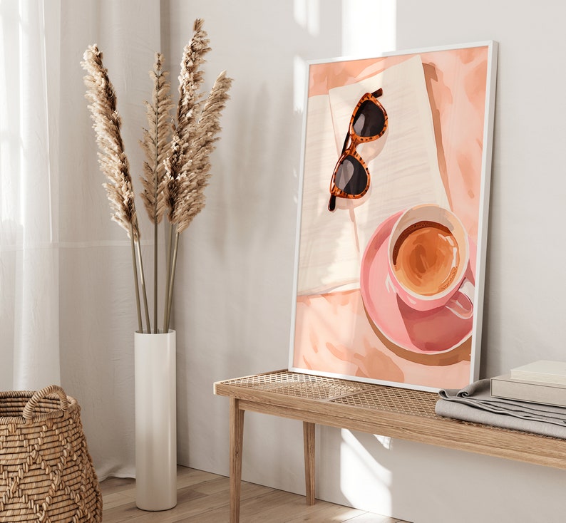 K&ouml;nnte beinhalten: Eine digitale Illustration einer rosa Kaffeetasse mit braunem Kaffee darin, einem Buch und einer Sonnenbrille auf einem pfirsichfarbenen Hintergrund.