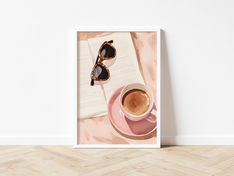 K&ouml;nnte beinhalten: Eine rosa Kaffeetasse mit braunem Kaffee darin, eine Untertasse und eine Sonnenbrille aus Schildpatt auf einem wei&szlig;en und rosa Hintergrund.
