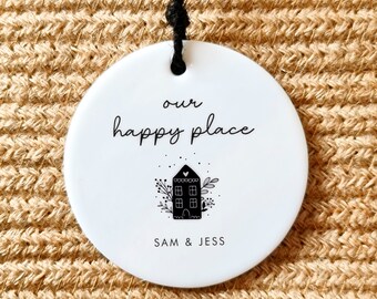 Adorno de cerámica personalizado para casa nueva: Nuestro regalo para el hogar feliz